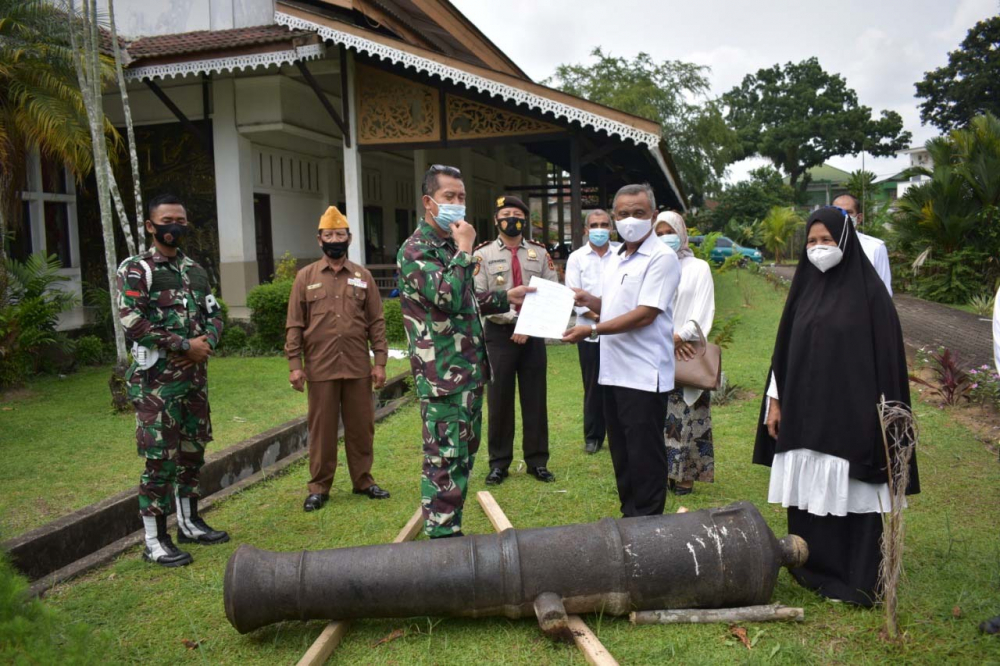 Danrem 042/Garuda Putih Brigjen TNI M. Zulkifli diwakili Kasi Logistik Kasrem 042/Gapu Kolonel Arm Budi Santoso menyerahkan Meriam Peninggalan Belanda kepada pengelola Museum Perjuangan Rakyat Jambi yang diterima Drs. M Erman