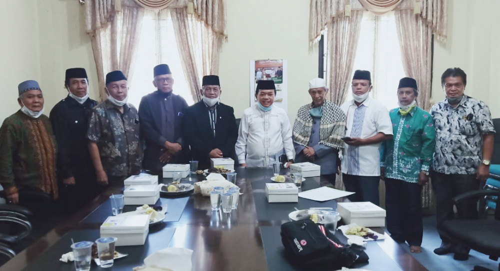 Foto bersama Pengurus MUI Provinsi Jambi dengan Alharis