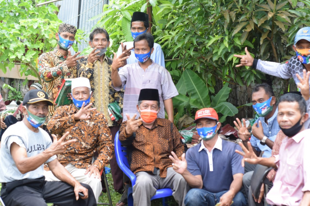 Sani foto bersama pendukungnya di Panerokan Kabupaten Batanghari