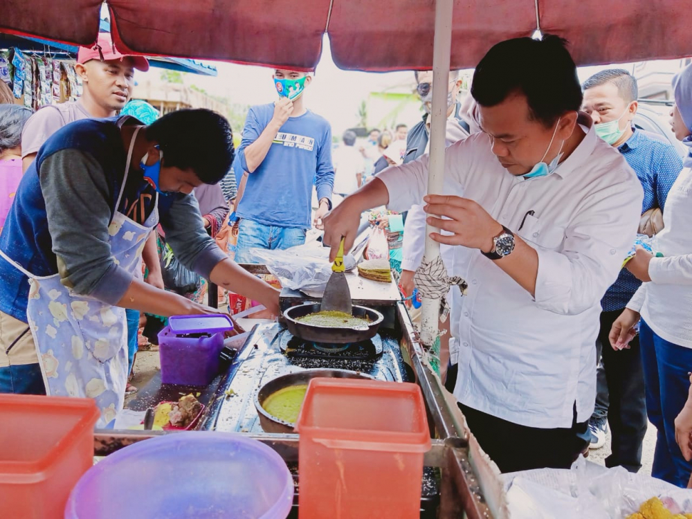 Haris masak martabak di pasar Berau, CNG Sarolangun.