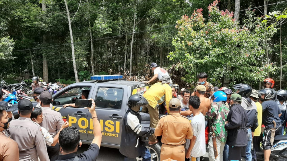 Aparat kepolisian berusaha mengendalikan suasana di lokasi Bentrok.