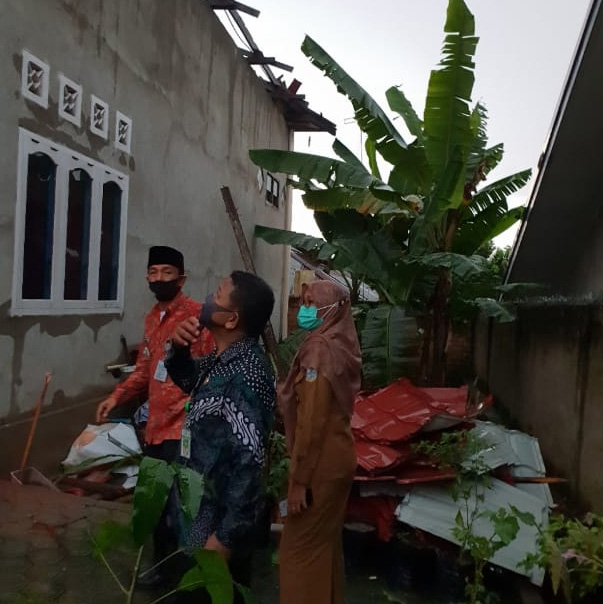 Lurah Kenalibesar, Hamdani SH, pakai batik, saat melihat lokasi kejadian angin puting beling di RT. 10 Kenalibesar.