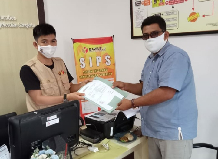 Ritas Meiriyanto menyerahkan berkas ke Bawaslu Provinsi Jambi