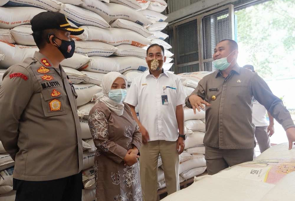 Forkopimda Bungo mengecek stok beras di Gudang